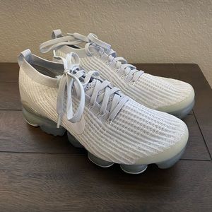 White nike vapormax flyknit